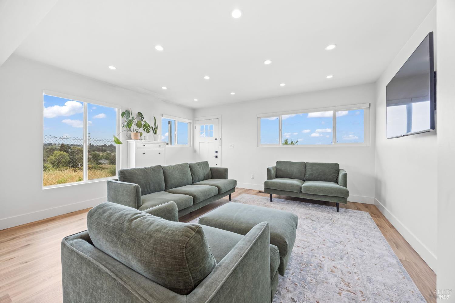 Detail Gallery Image 9 of 36 For 136 Renida St, Vallejo,  CA 94591 - 4 Beds | 3 Baths