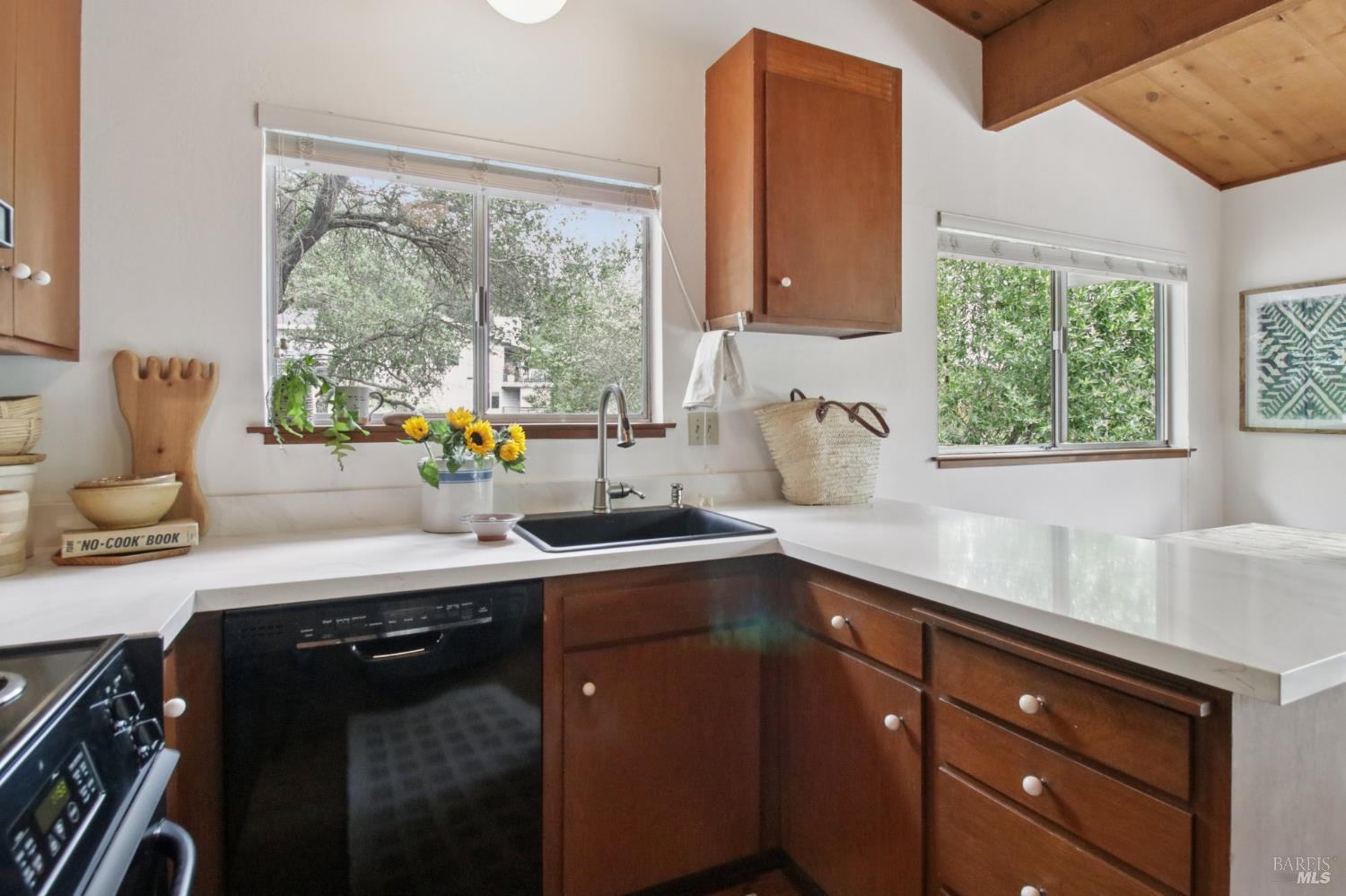 Detail Gallery Image 15 of 43 For 34 Fair Dr, San Rafael,  CA 94901 - 2 Beds | 1 Baths