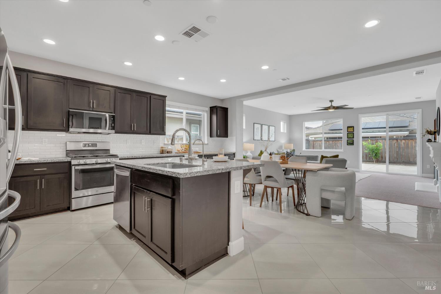 Detail Gallery Image 6 of 45 For 580 Kingbird Cir, Vacaville,  CA 95688 - 5 Beds | 4/1 Baths