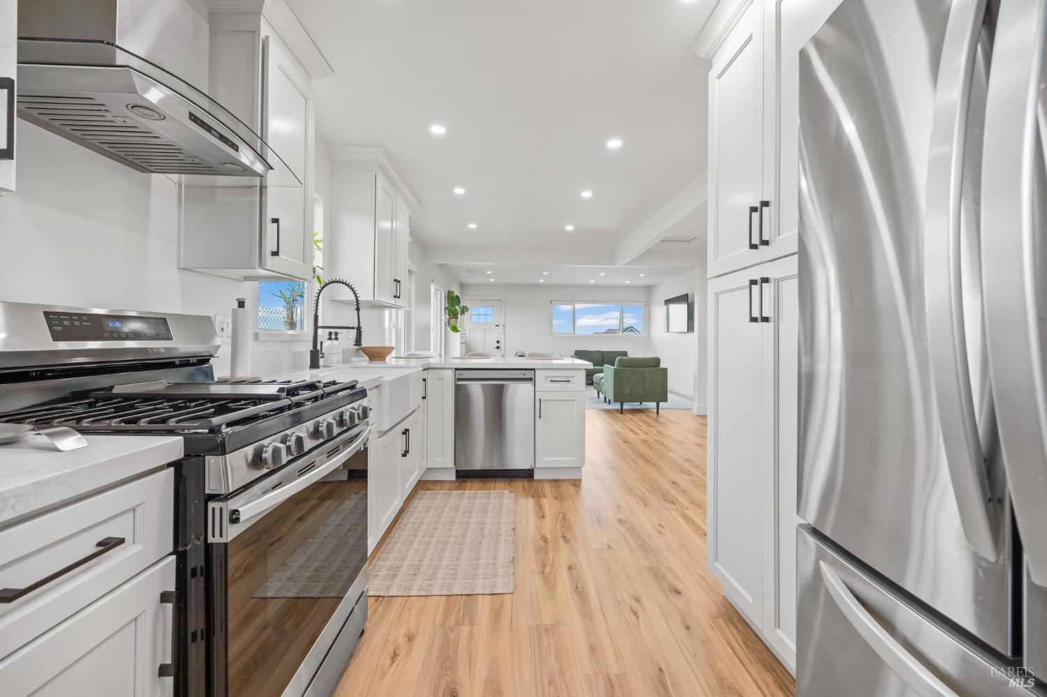 Detail Gallery Image 2 of 36 For 136 Renida St, Vallejo,  CA 94591 - 4 Beds | 3 Baths