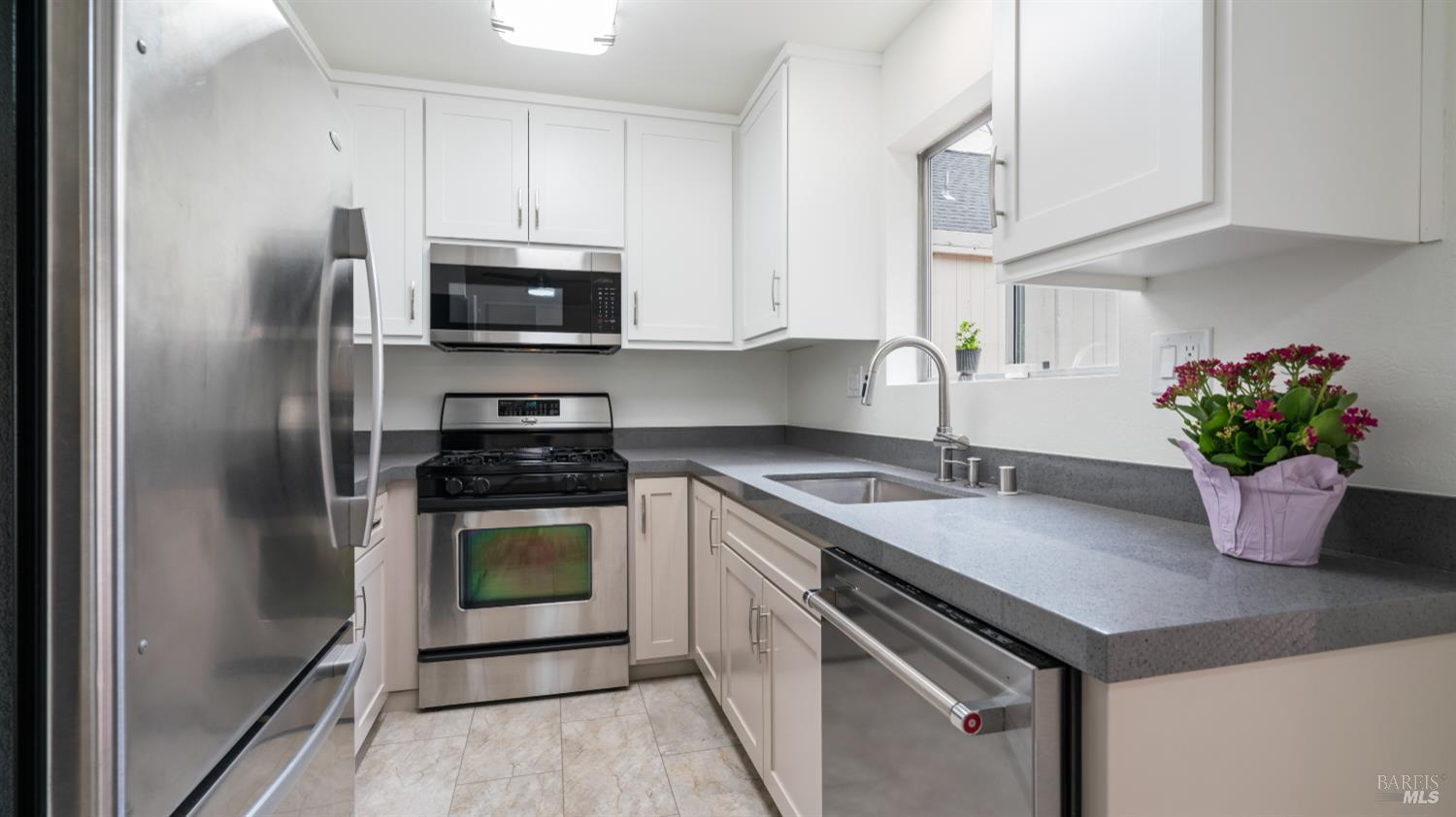 Detail Gallery Image 10 of 33 For 3335 Yulupa Ave, Santa Rosa,  CA 95405 - 3 Beds | 1/1 Baths