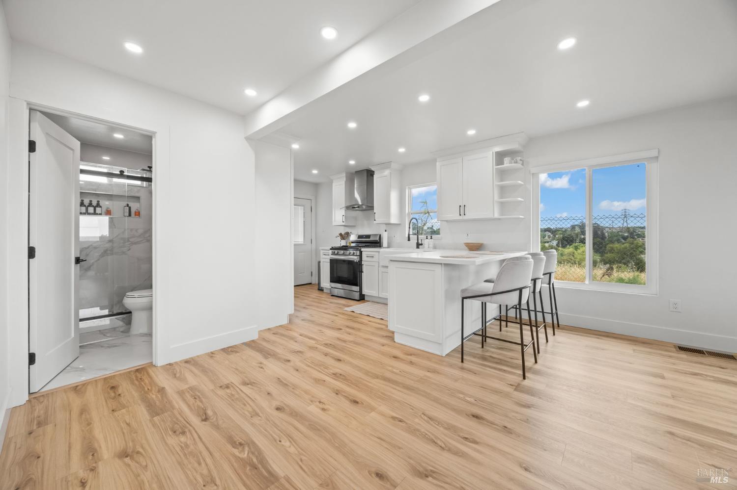 Detail Gallery Image 4 of 36 For 136 Renida St, Vallejo,  CA 94591 - 4 Beds | 3 Baths