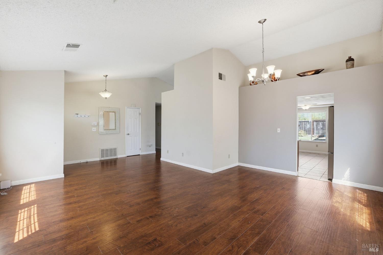 Detail Gallery Image 4 of 18 For 29 Canterbury Cir, Vallejo,  CA 94591 - 3 Beds | 2 Baths