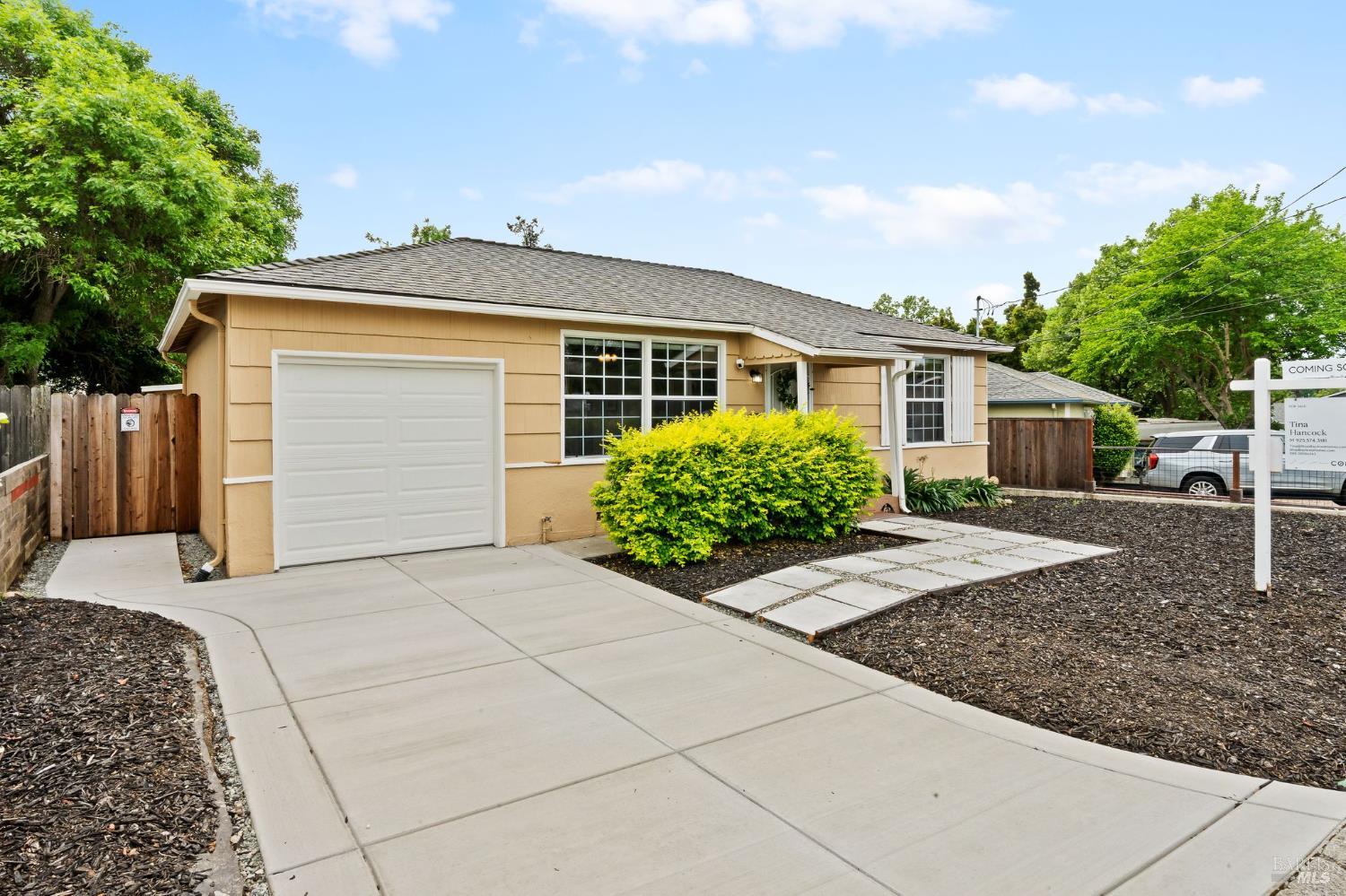 Detail Gallery Image 3 of 34 For 218 Hillcrest Ave, Benicia,  CA 94510 - 2 Beds | 1 Baths