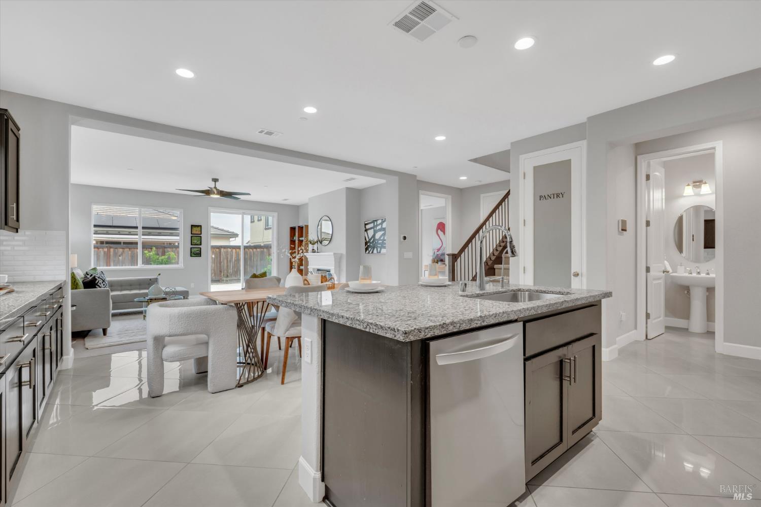 Detail Gallery Image 10 of 45 For 580 Kingbird Cir, Vacaville,  CA 95688 - 5 Beds | 4/1 Baths