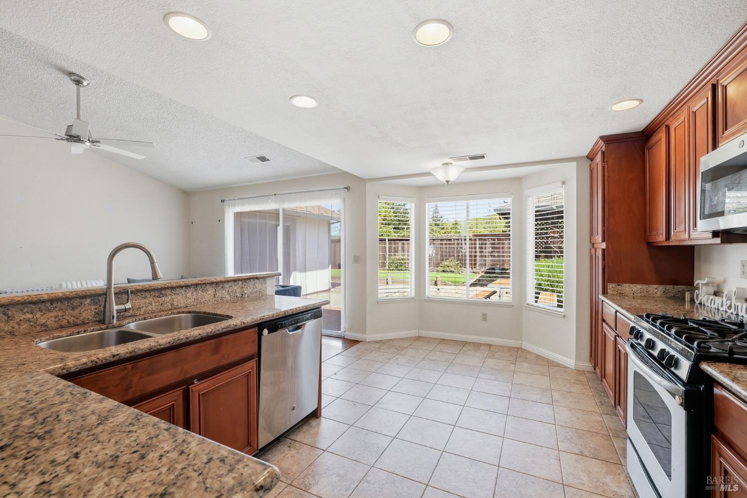 Detail Gallery Image 5 of 18 For 29 Canterbury Cir, Vallejo,  CA 94591 - 3 Beds | 2 Baths