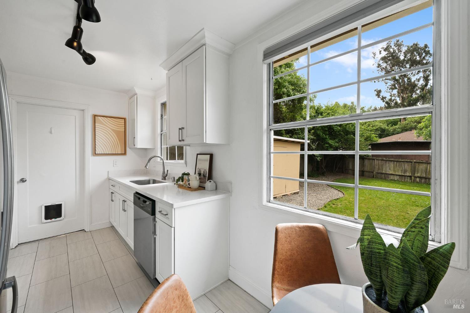 Detail Gallery Image 11 of 34 For 218 Hillcrest Ave, Benicia,  CA 94510 - 2 Beds | 1 Baths