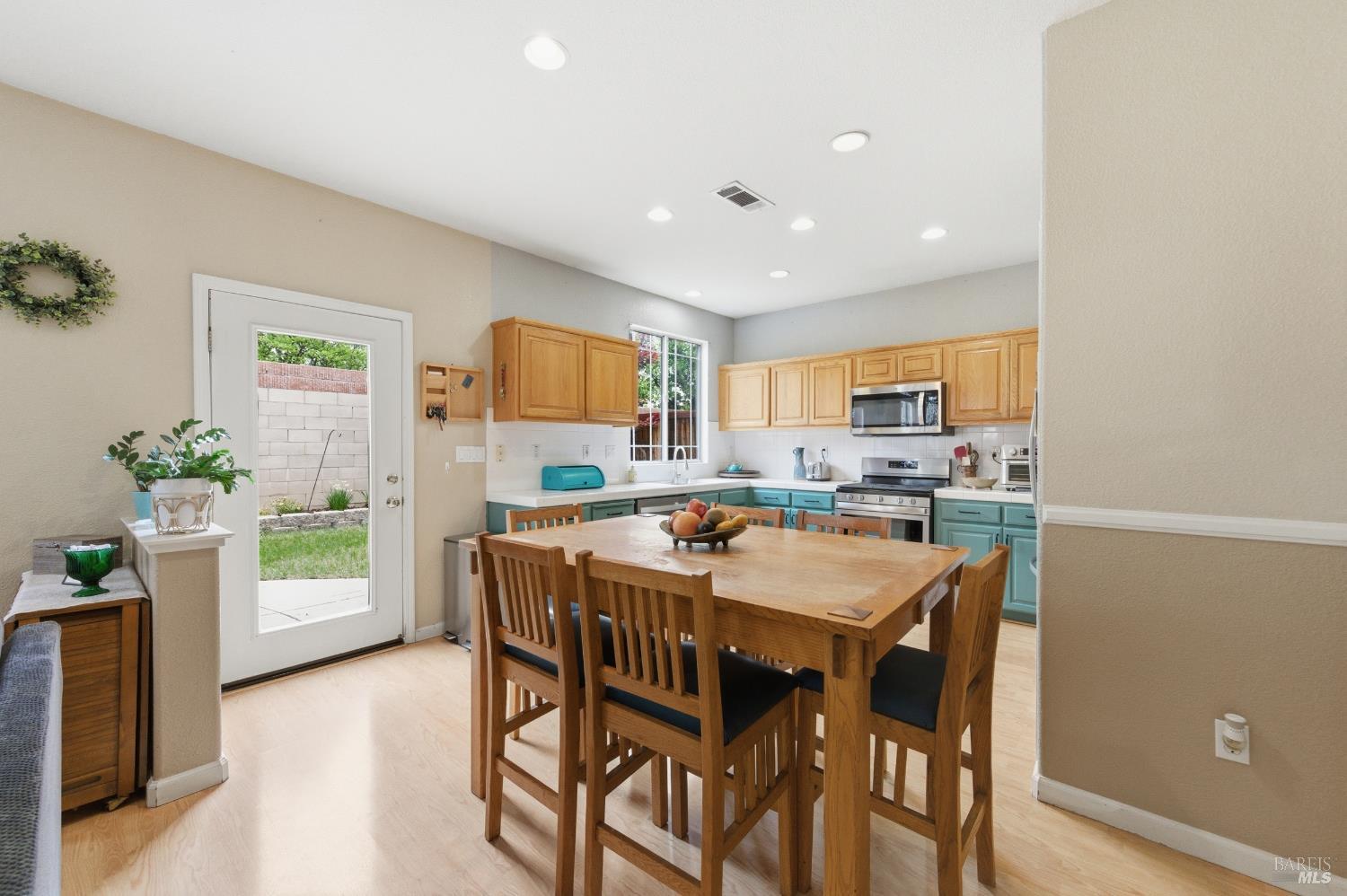 Detail Gallery Image 14 of 52 For 110 Chimney Rock Dr, Vacaville,  CA 95687 - 3 Beds | 2/1 Baths