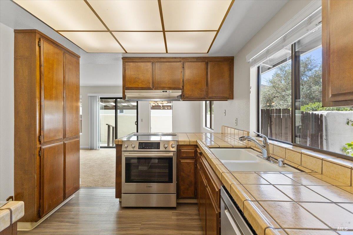 Detail Gallery Image 15 of 37 For 920 Shady Oak Dr, Santa Rosa,  CA 95404 - 3 Beds | 2 Baths