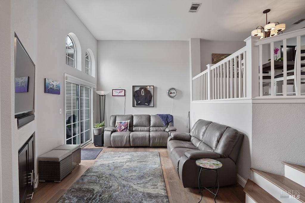 Detail Gallery Image 4 of 43 For 440 E E St, Benicia,  CA 94510 - 2 Beds | 2/1 Baths