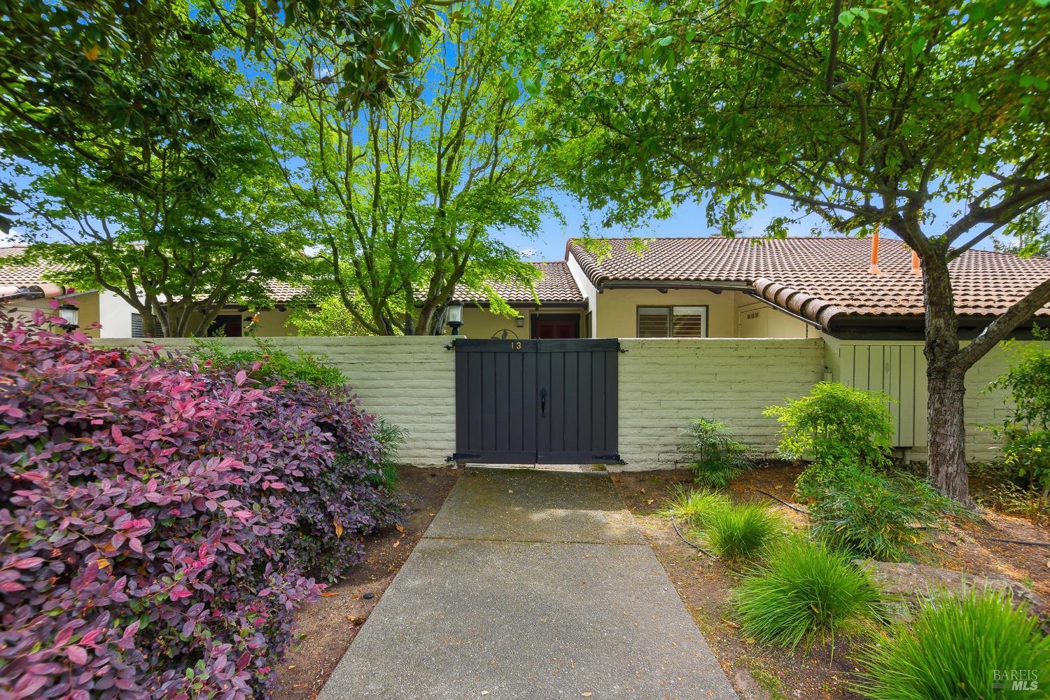 Detail Gallery Image 2 of 49 For 13 Fairways Dr, Napa,  CA 94558 - 2 Beds | 2 Baths