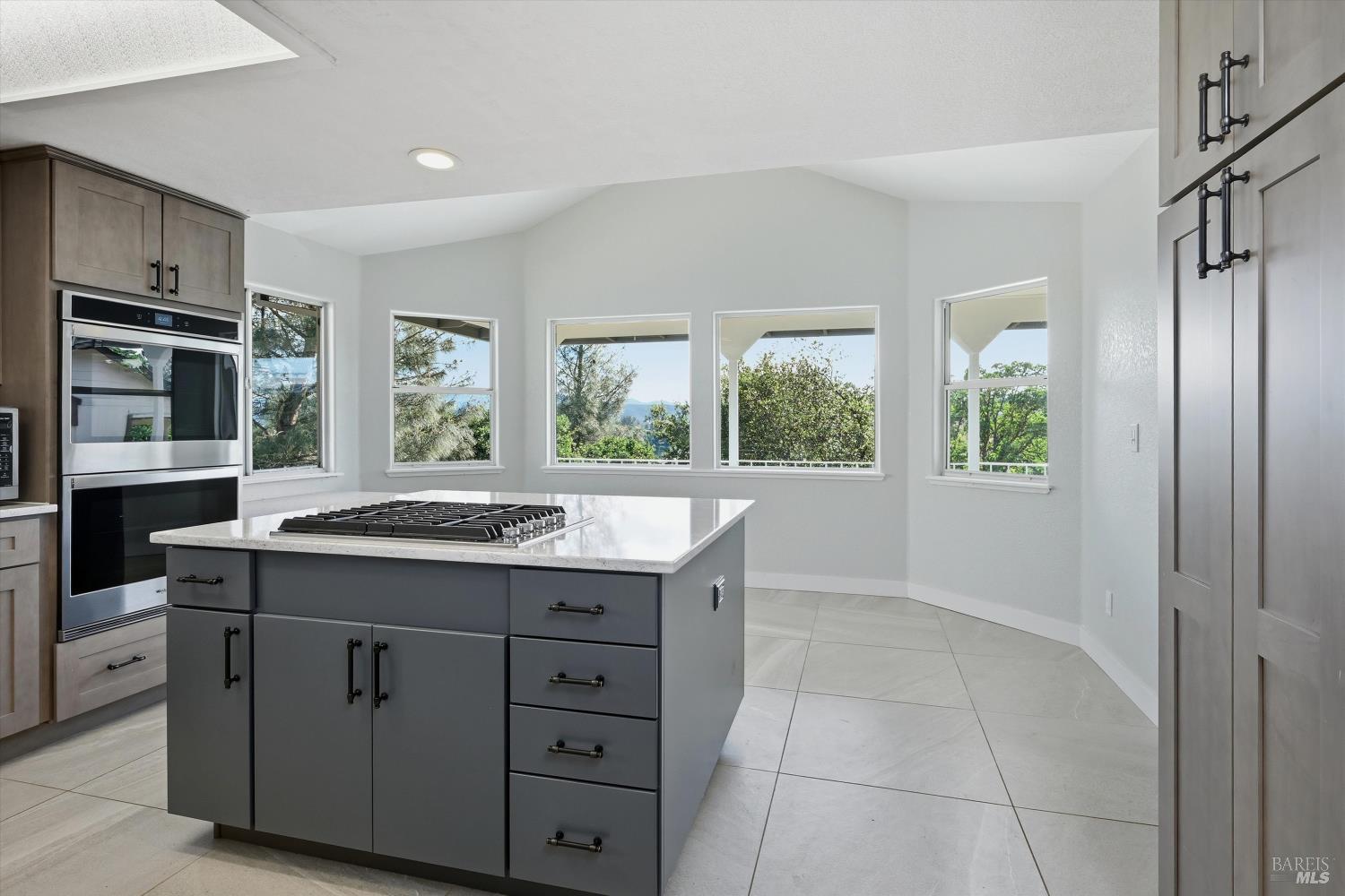 Detail Gallery Image 10 of 40 For 18669 Deer Hill Rd, Hidden Valley Lake,  CA 95467 - 3 Beds | 2 Baths