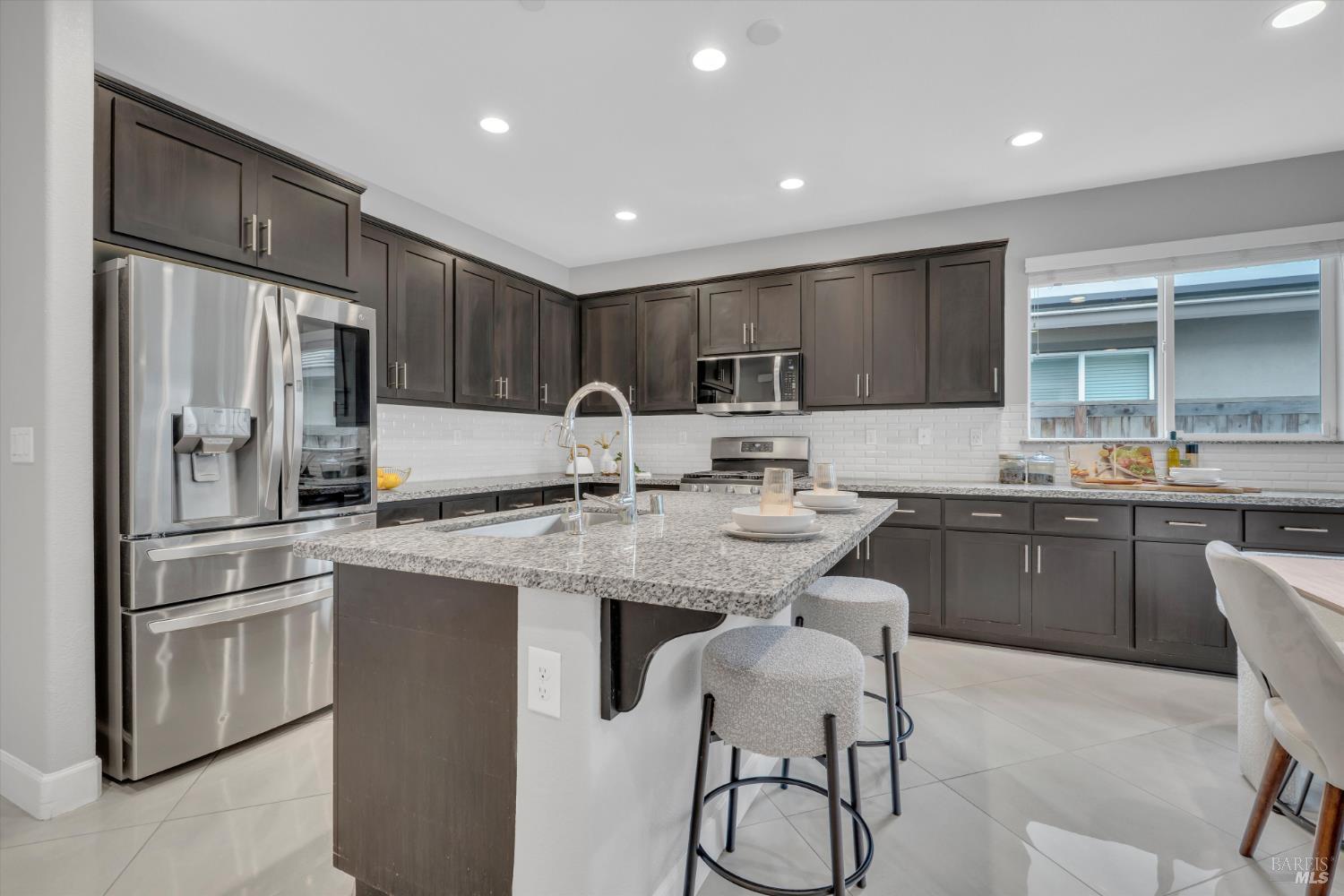 Detail Gallery Image 7 of 45 For 580 Kingbird Cir, Vacaville,  CA 95688 - 5 Beds | 4/1 Baths