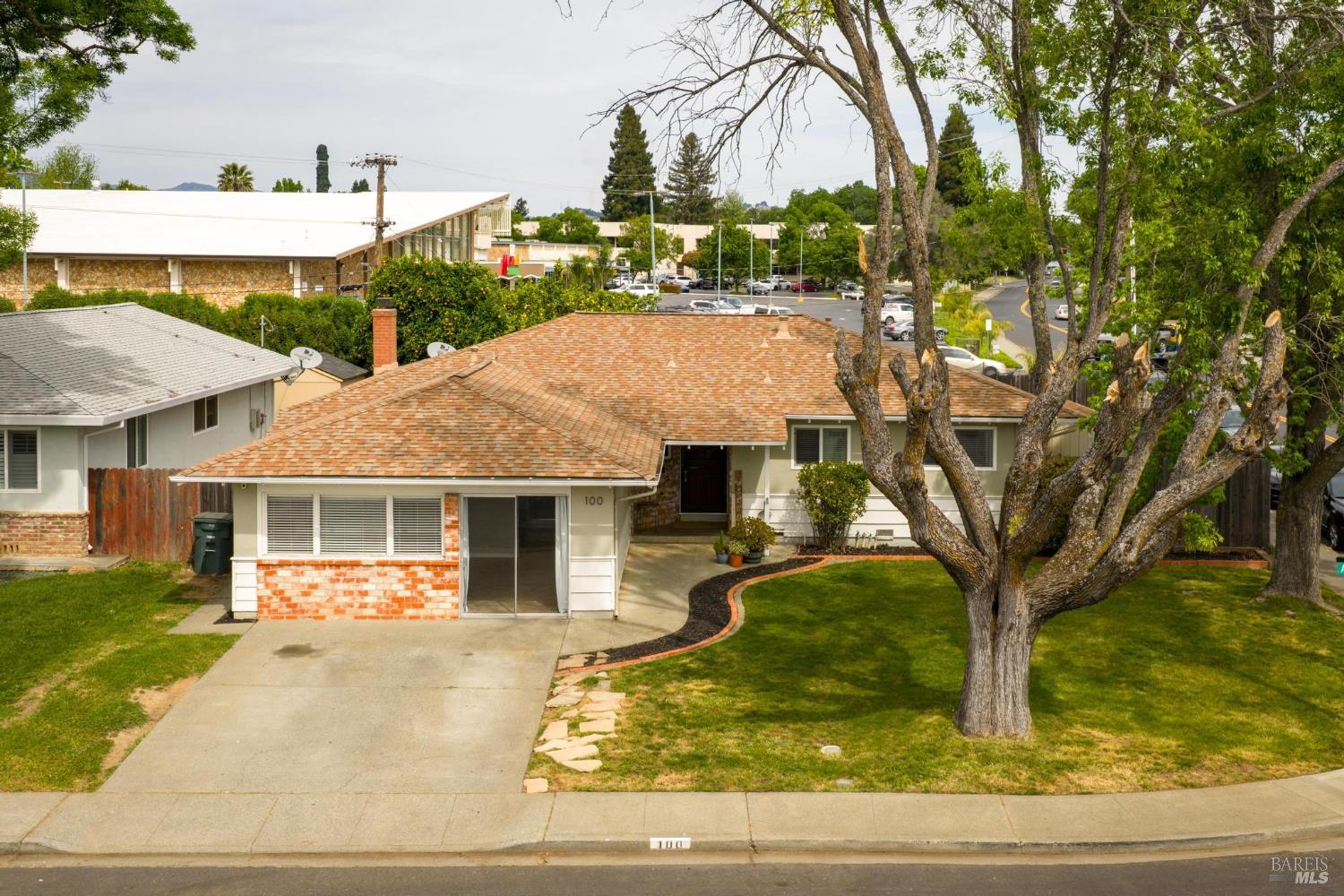 Detail Gallery Image 2 of 30 For 100 Anita Ct, Vacaville,  CA 95688 - 3 Beds | 2 Baths