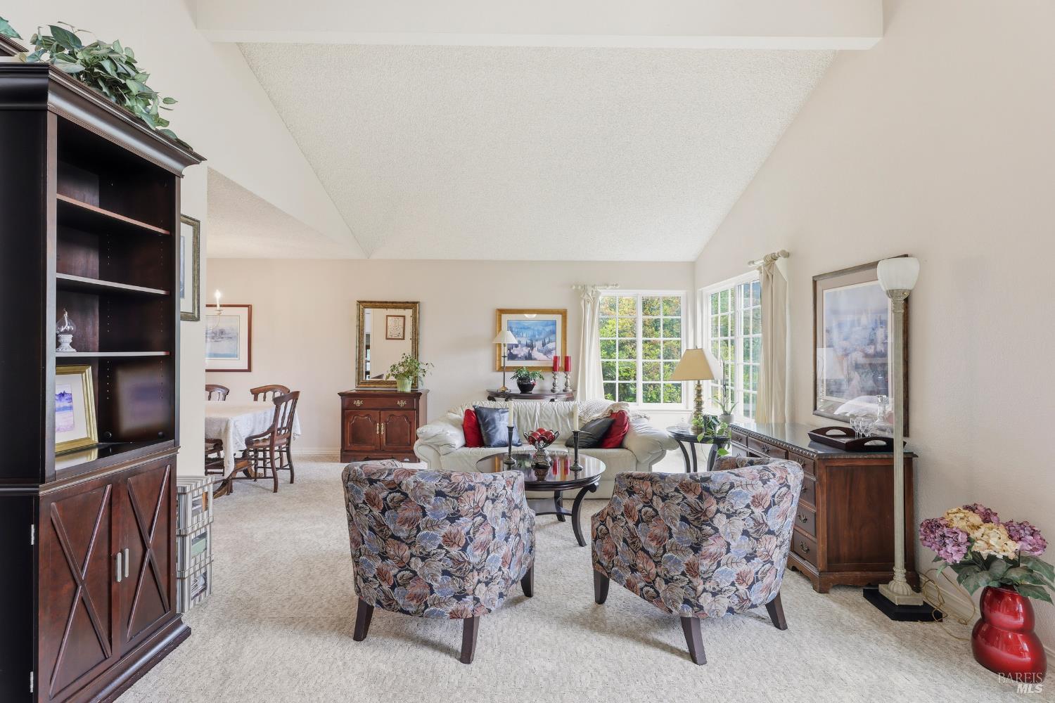 Detail Gallery Image 5 of 39 For 29 Caulfield Ct, Petaluma,  CA 94954 - 4 Beds | 3 Baths