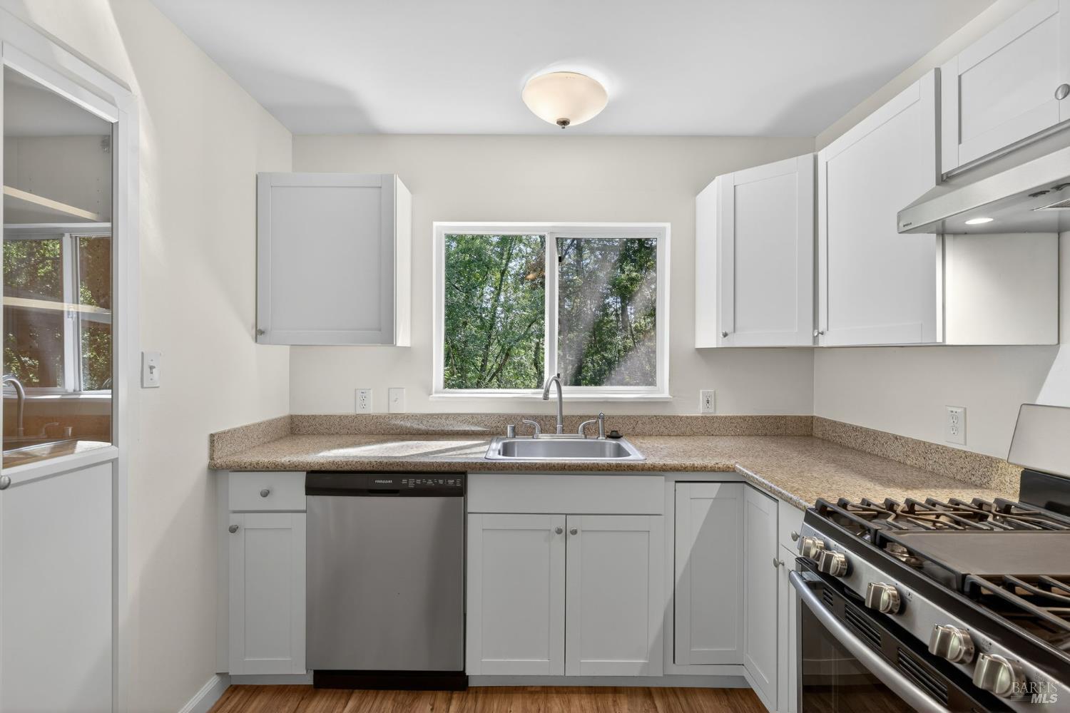 Detail Gallery Image 10 of 26 For 10661 Woodside Dr, Forestville,  CA 95436 - 2 Beds | 1 Baths