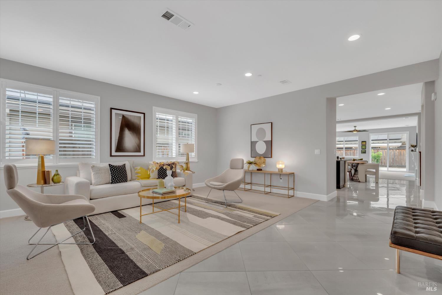 Detail Gallery Image 3 of 45 For 580 Kingbird Cir, Vacaville,  CA 95688 - 5 Beds | 4/1 Baths