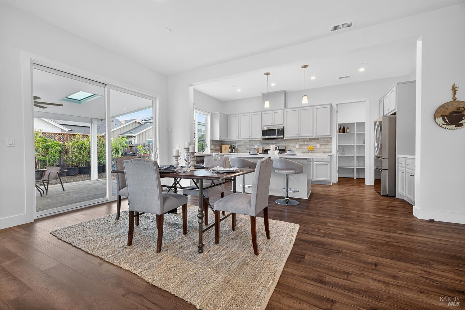 Detail Gallery Image 8 of 38 For 1145 Portello Ln, Windsor,  CA 95492 - 3 Beds | 3 Baths