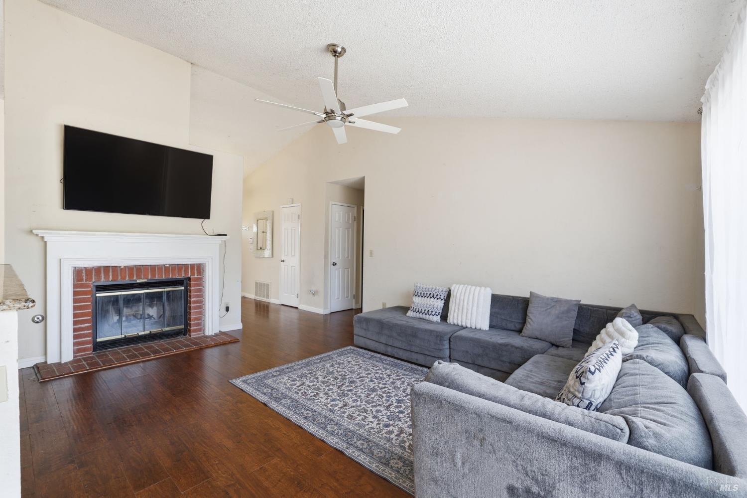 Detail Gallery Image 8 of 18 For 29 Canterbury Cir, Vallejo,  CA 94591 - 3 Beds | 2 Baths