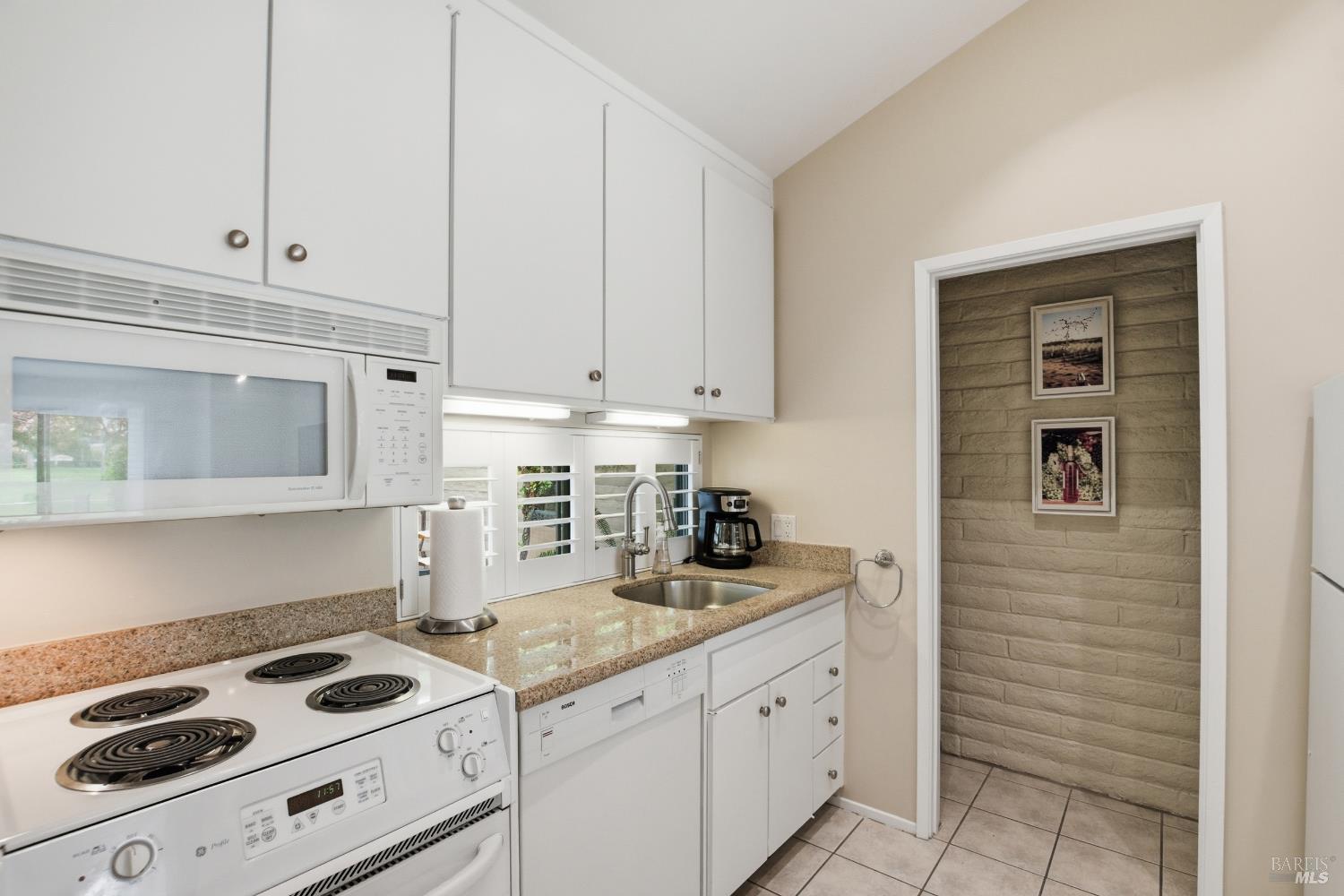 Detail Gallery Image 12 of 49 For 13 Fairways Dr, Napa,  CA 94558 - 2 Beds | 2 Baths