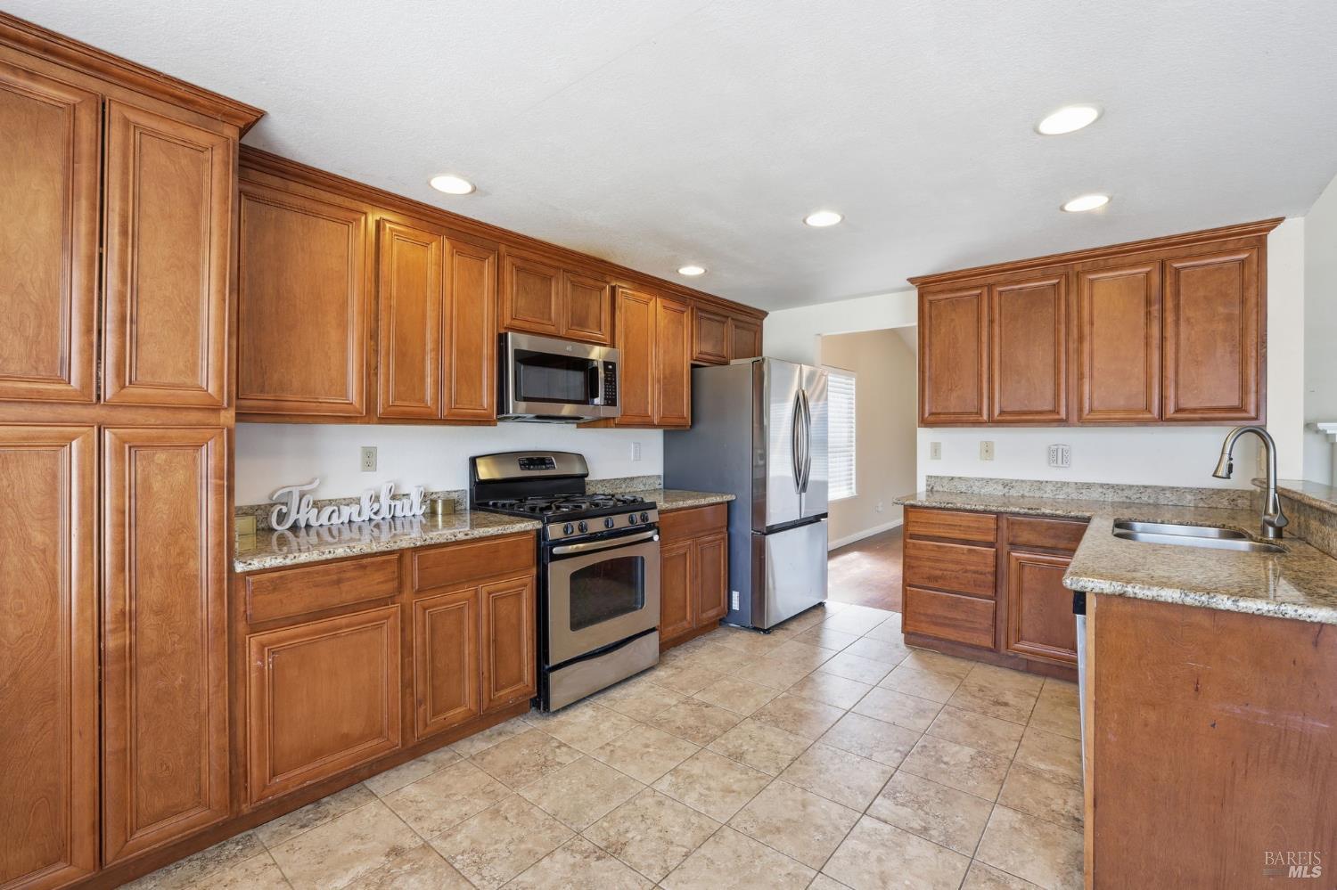 Detail Gallery Image 6 of 18 For 29 Canterbury Cir, Vallejo,  CA 94591 - 3 Beds | 2 Baths