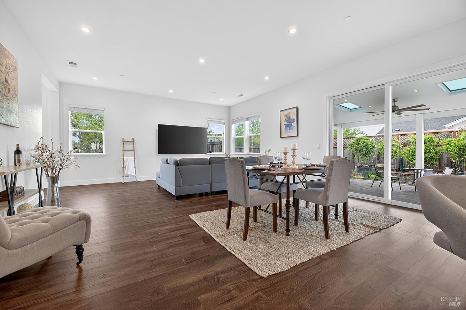 Detail Gallery Image 11 of 38 For 1145 Portello Ln, Windsor,  CA 95492 - 3 Beds | 3 Baths