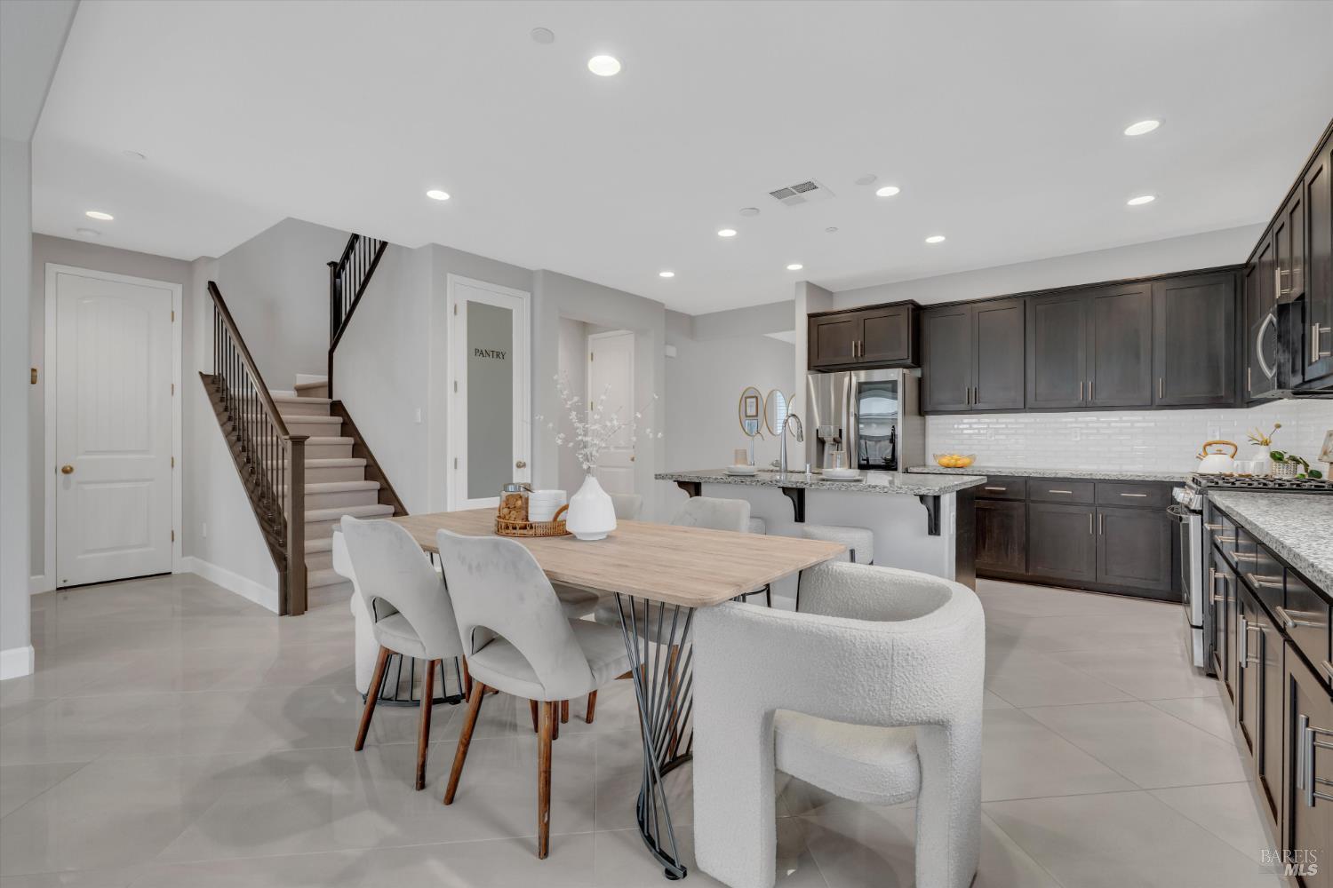 Detail Gallery Image 11 of 45 For 580 Kingbird Cir, Vacaville,  CA 95688 - 5 Beds | 4/1 Baths