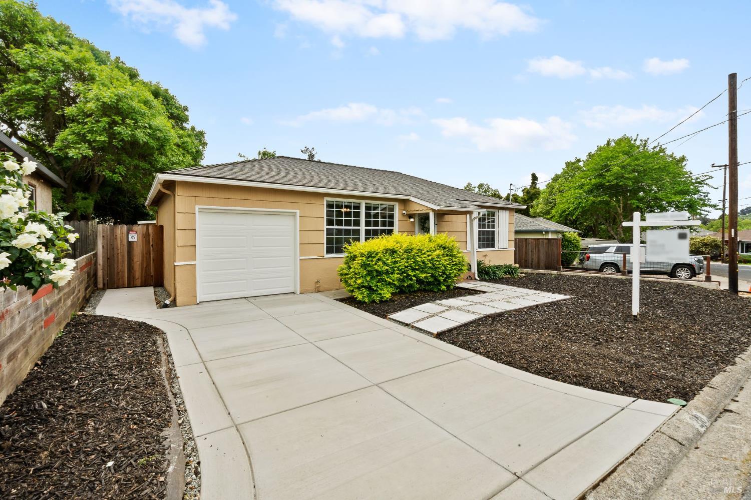 Detail Gallery Image 2 of 34 For 218 Hillcrest Ave, Benicia,  CA 94510 - 2 Beds | 1 Baths