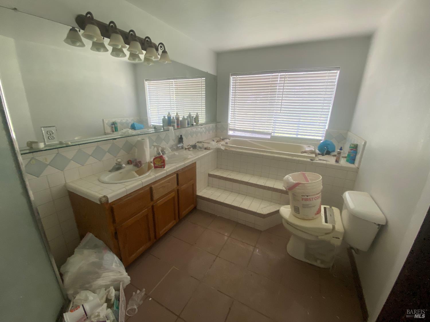 Detail Gallery Image 14 of 29 For 17396 Meadow View Dr, Hidden Valley Lake,  CA 95467 - 4 Beds | 4 Baths