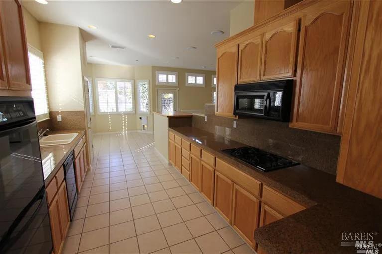 Detail Gallery Image 2 of 7 For 1937 Cross Creek St, Petaluma,  CA 94954 - 4 Beds | 2 Baths