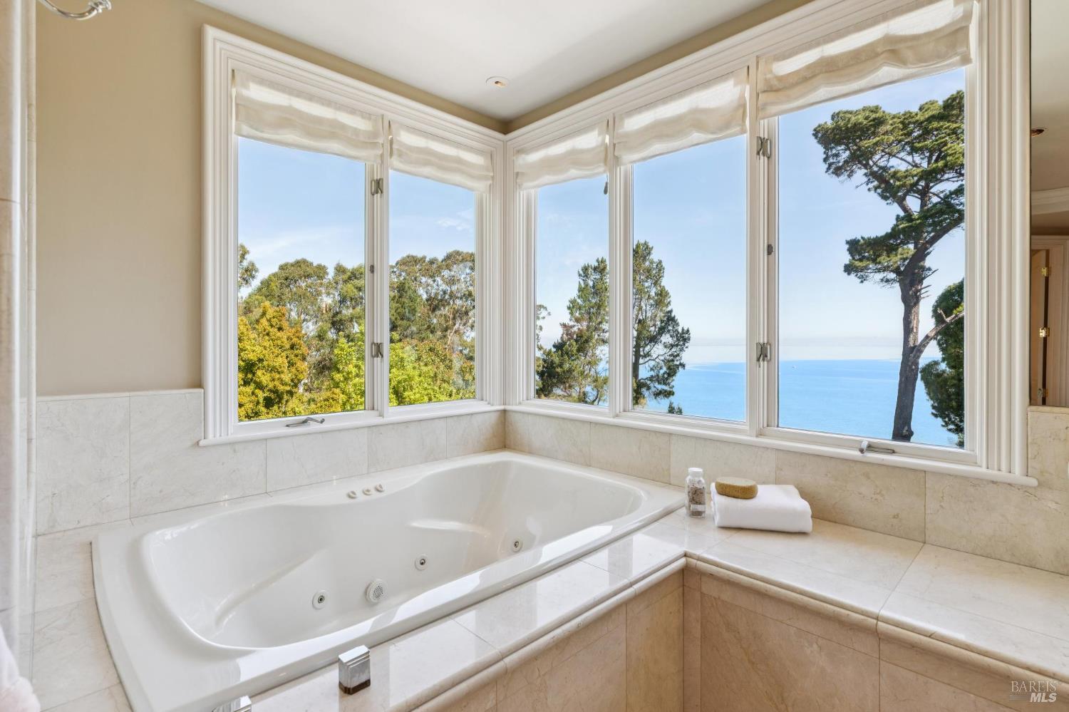 Detail Gallery Image 58 of 96 For 44 Marin Bay Park Ct, San Rafael,  CA 94901 - 5 Beds | 5/1 Baths