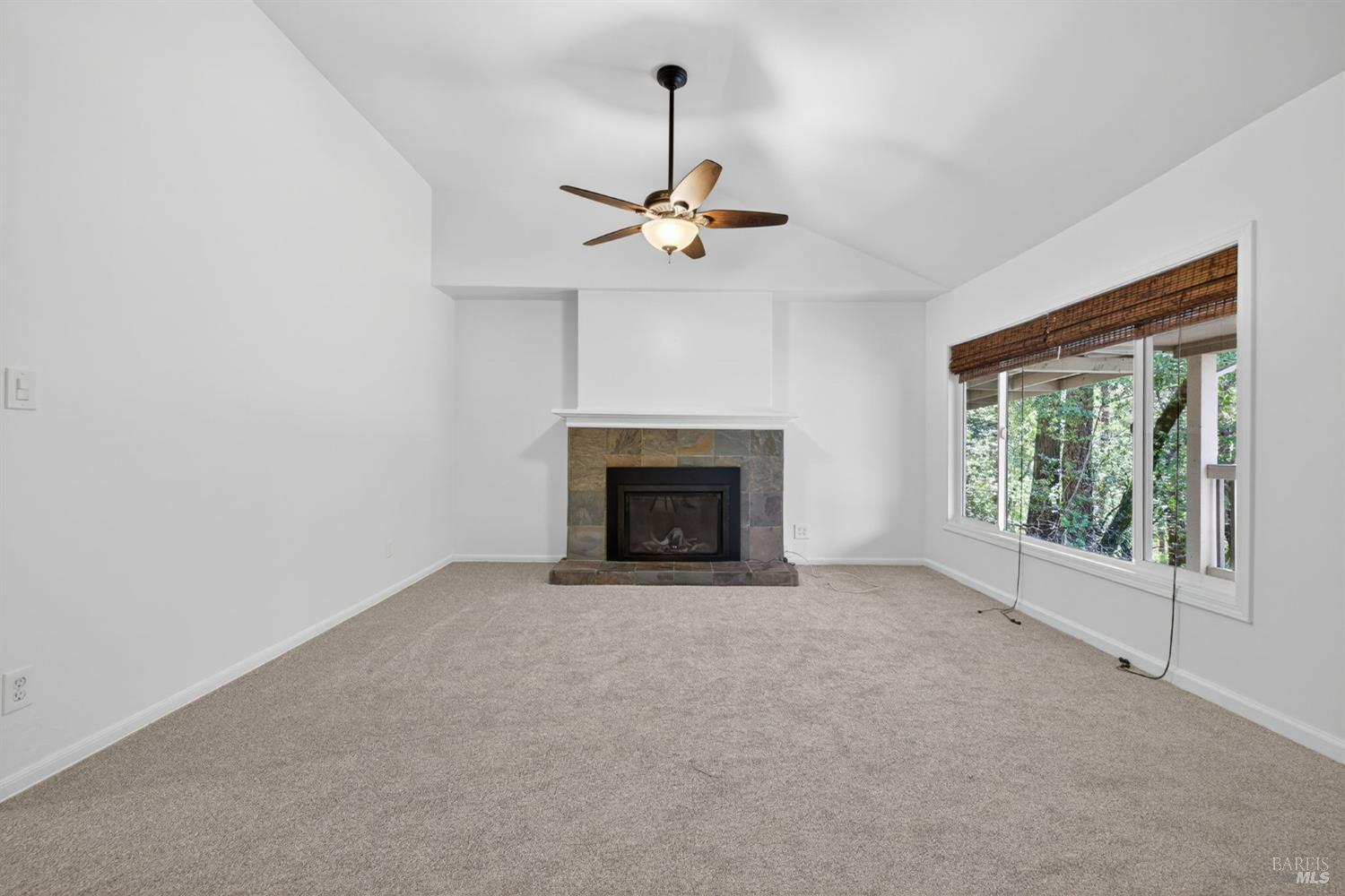 Detail Gallery Image 6 of 26 For 10661 Woodside Dr, Forestville,  CA 95436 - 2 Beds | 1 Baths