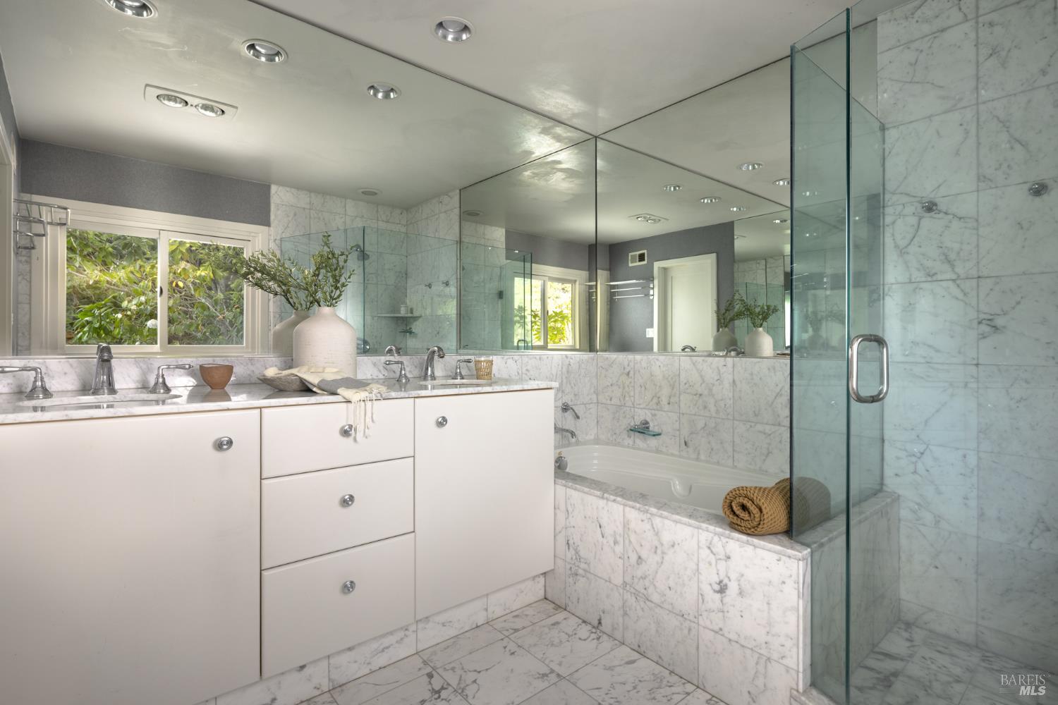 Detail Gallery Image 15 of 27 For 450 Woodland Rd, Kentfield,  CA 94904 - 4 Beds | 4 Baths