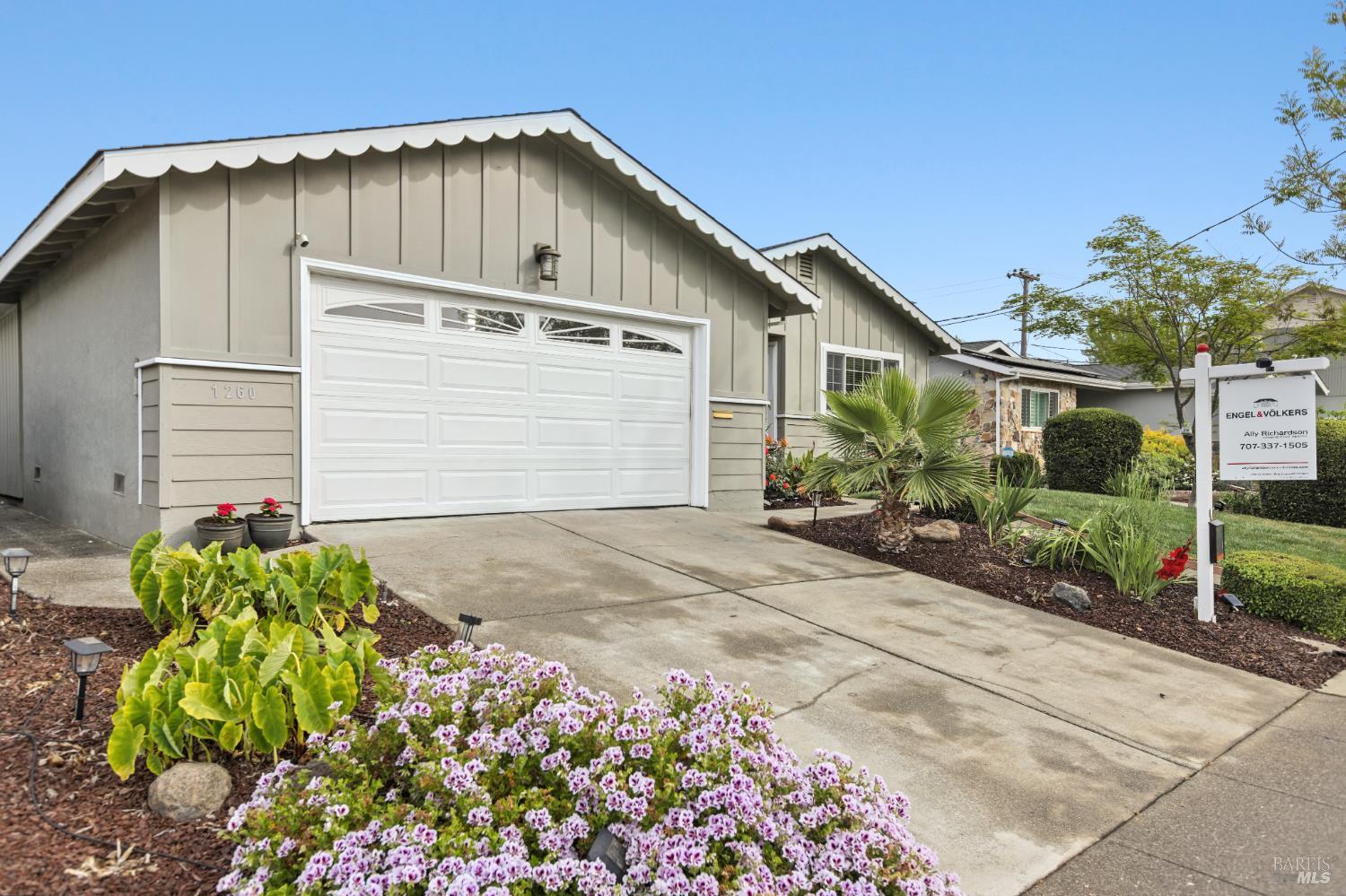 Detail Gallery Image 2 of 29 For 1260 Sierra Ave, Napa,  CA 94558 - 3 Beds | 2 Baths