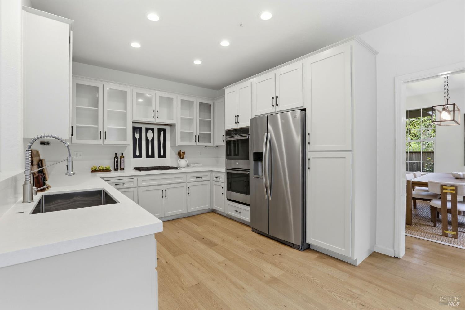 Detail Gallery Image 11 of 34 For 11 Red Oak Ct, Novato,  CA 94949 - 5 Beds | 3 Baths