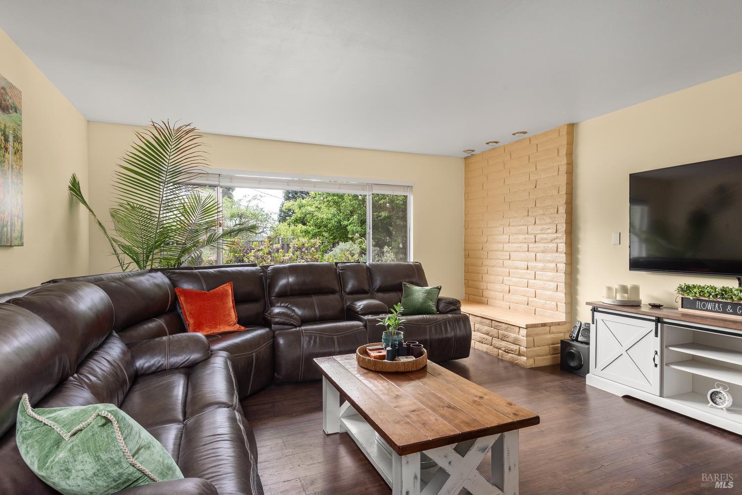 Detail Gallery Image 6 of 34 For 5642 Yerba Buena Rd, Santa Rosa,  CA 95409 - 4 Beds | 2 Baths