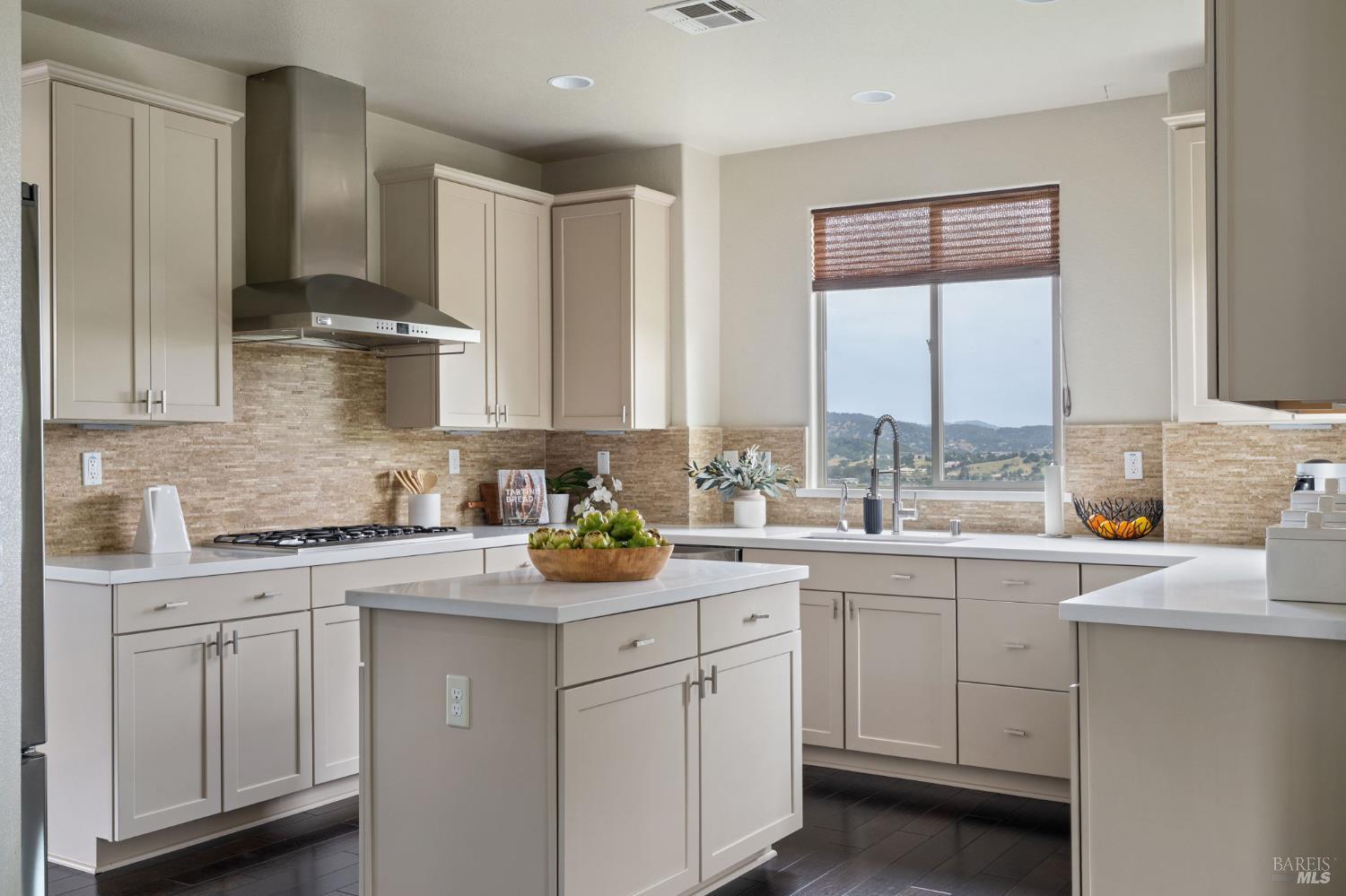 Detail Gallery Image 4 of 36 For 11 Edgehill Way, San Rafael,  CA 94903 - 4 Beds | 3/1 Baths