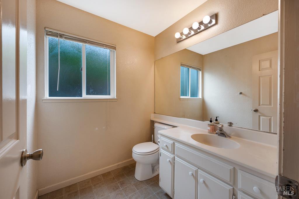 Detail Gallery Image 15 of 34 For 1924 Gambels Way, Santa Rosa,  CA 95403 - 4 Beds | 2/1 Baths