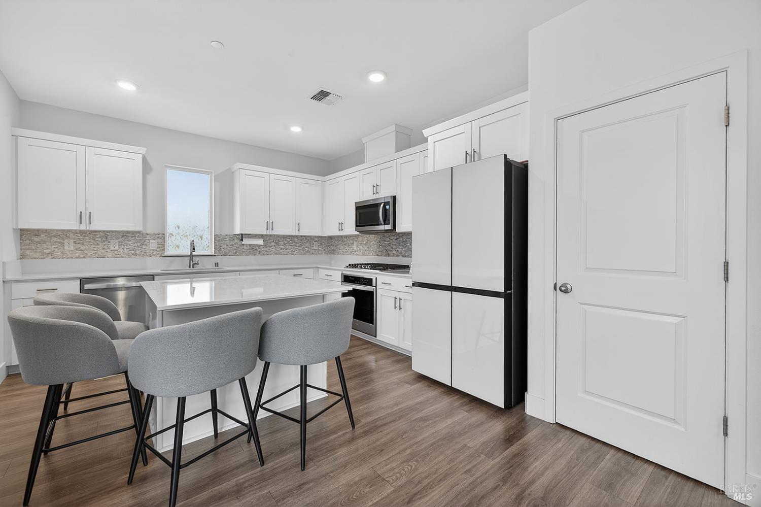 Detail Gallery Image 10 of 31 For 6042 Oxford Pl, Rohnert Park,  CA 94928 - 4 Beds | 2/1 Baths