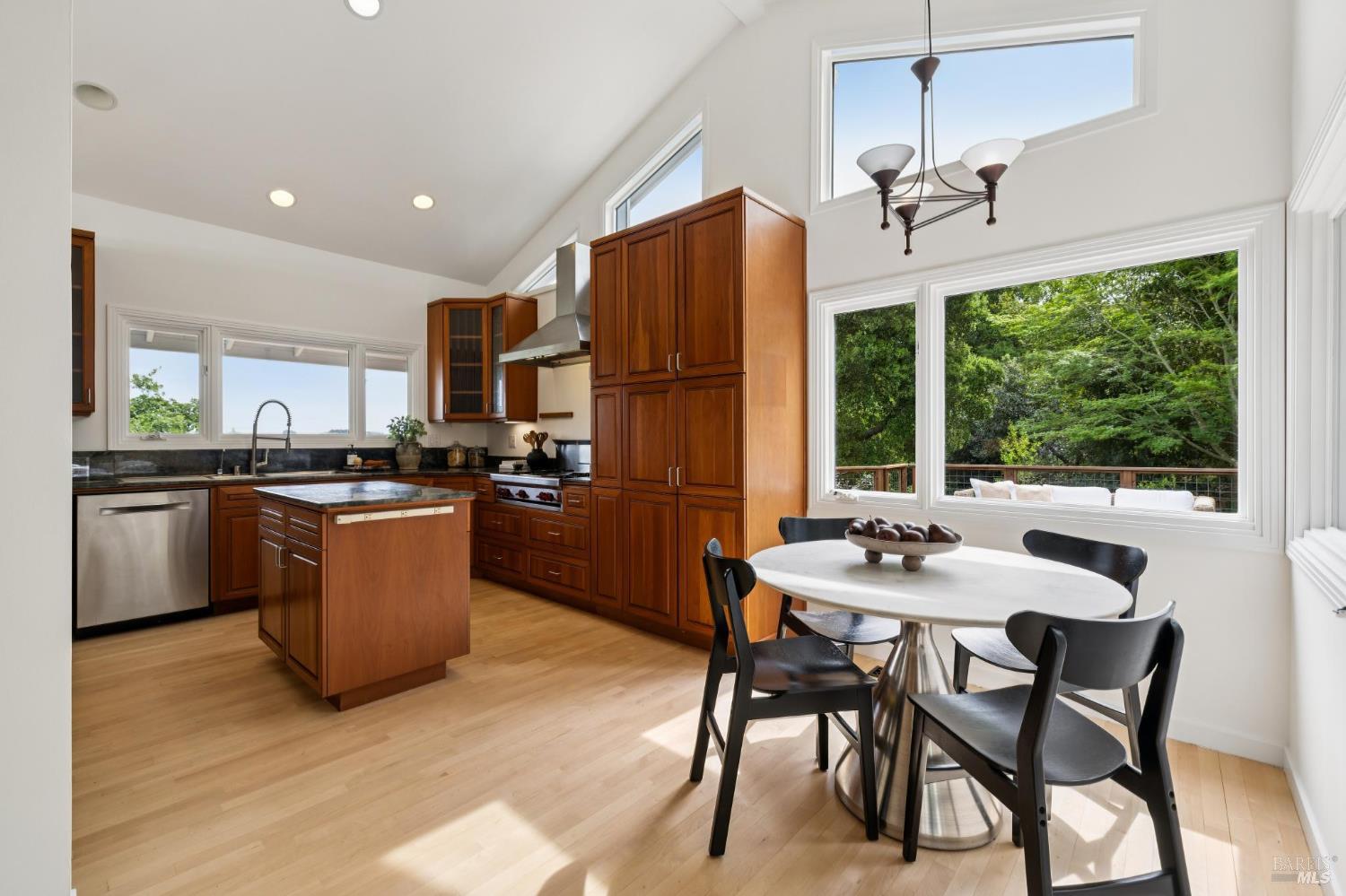 Detail Gallery Image 15 of 48 For 290 Stuyvesant Dr, San Anselmo,  CA 94960 - 4 Beds | 2/1 Baths