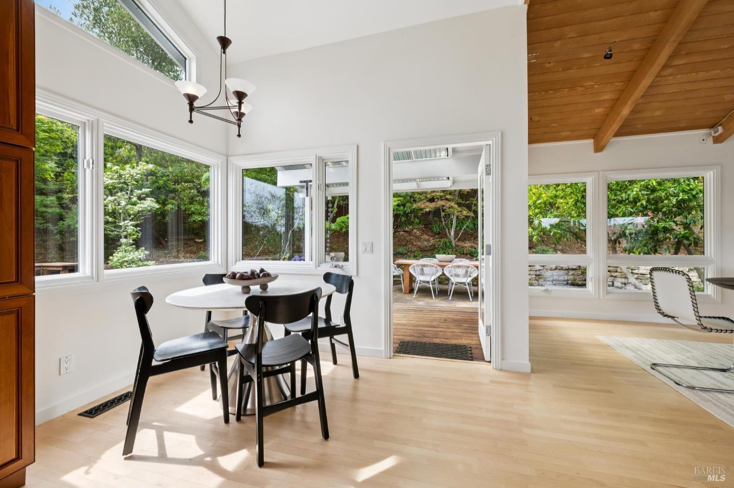 Detail Gallery Image 16 of 48 For 290 Stuyvesant Dr, San Anselmo,  CA 94960 - 4 Beds | 2/1 Baths