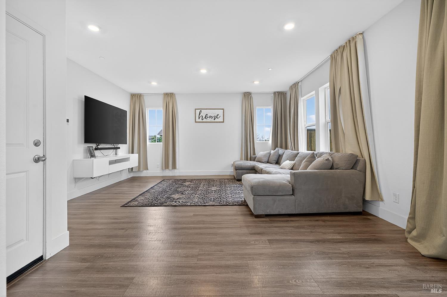 Detail Gallery Image 5 of 31 For 6042 Oxford Pl, Rohnert Park,  CA 94928 - 4 Beds | 2/1 Baths