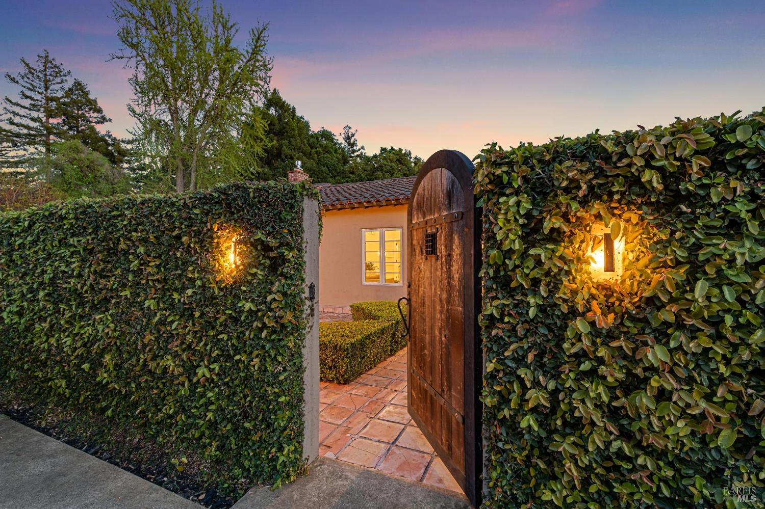 Detail Gallery Image 5 of 71 For 1021 Rose Dr, Napa,  CA 94558 - 4 Beds | 4 Baths