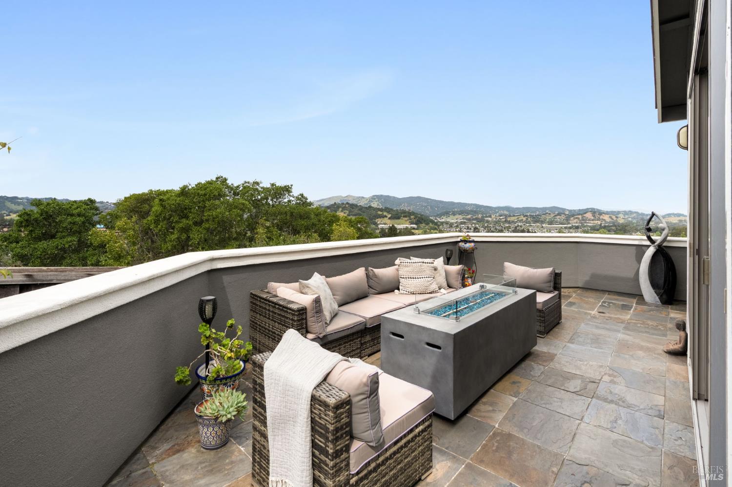 Detail Gallery Image 10 of 36 For 11 Edgehill Way, San Rafael,  CA 94903 - 4 Beds | 3/1 Baths