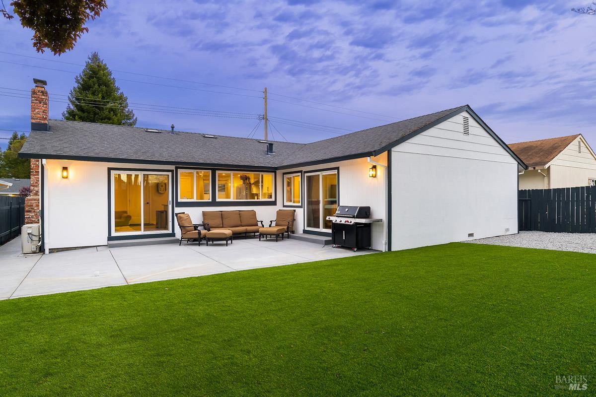 Detail Gallery Image 2 of 23 For 7685 Beverly Dr, Rohnert Park,  CA 94928 - 4 Beds | 2 Baths