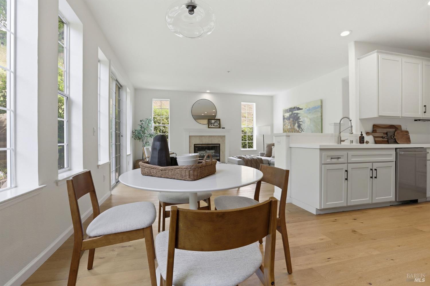 Detail Gallery Image 18 of 34 For 11 Red Oak Ct, Novato,  CA 94949 - 5 Beds | 3 Baths