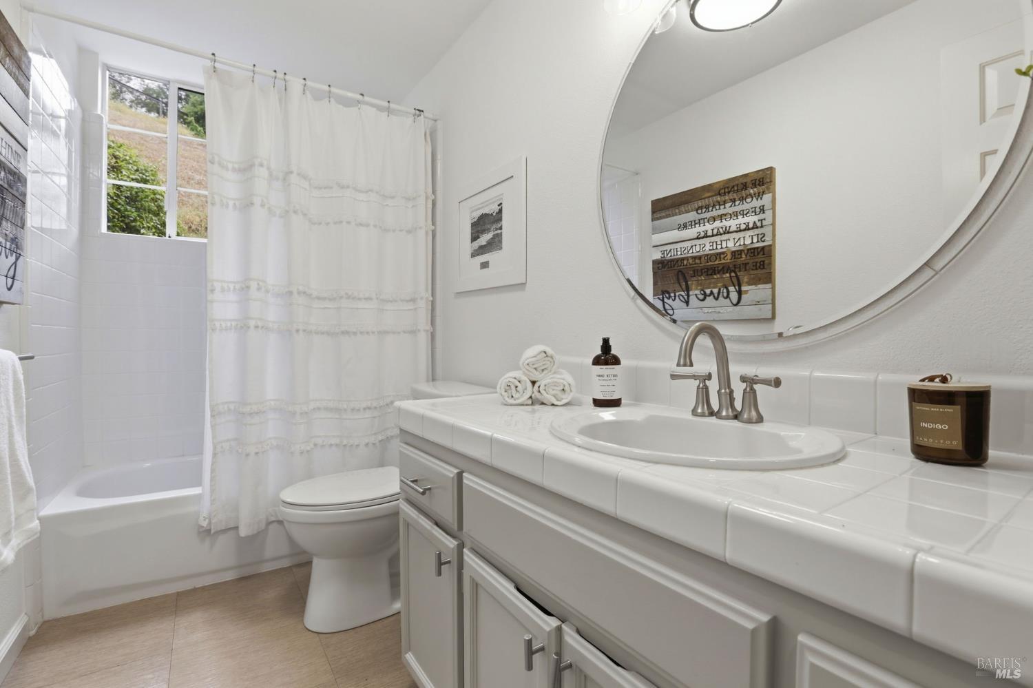 Detail Gallery Image 26 of 34 For 11 Red Oak Ct, Novato,  CA 94949 - 5 Beds | 3 Baths