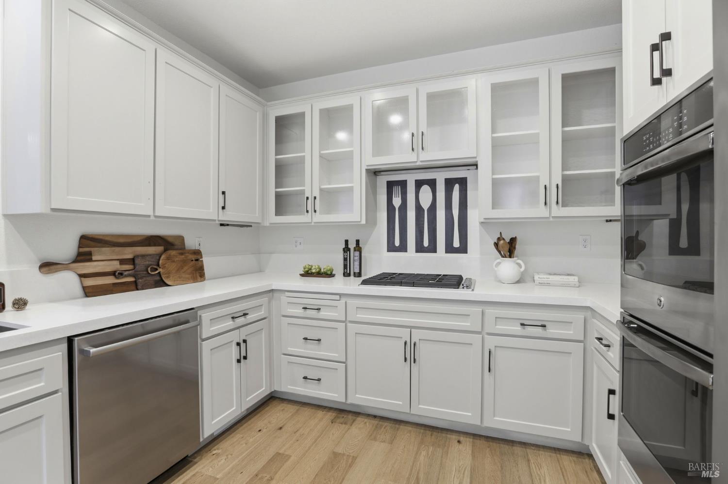 Detail Gallery Image 12 of 34 For 11 Red Oak Ct, Novato,  CA 94949 - 5 Beds | 3 Baths