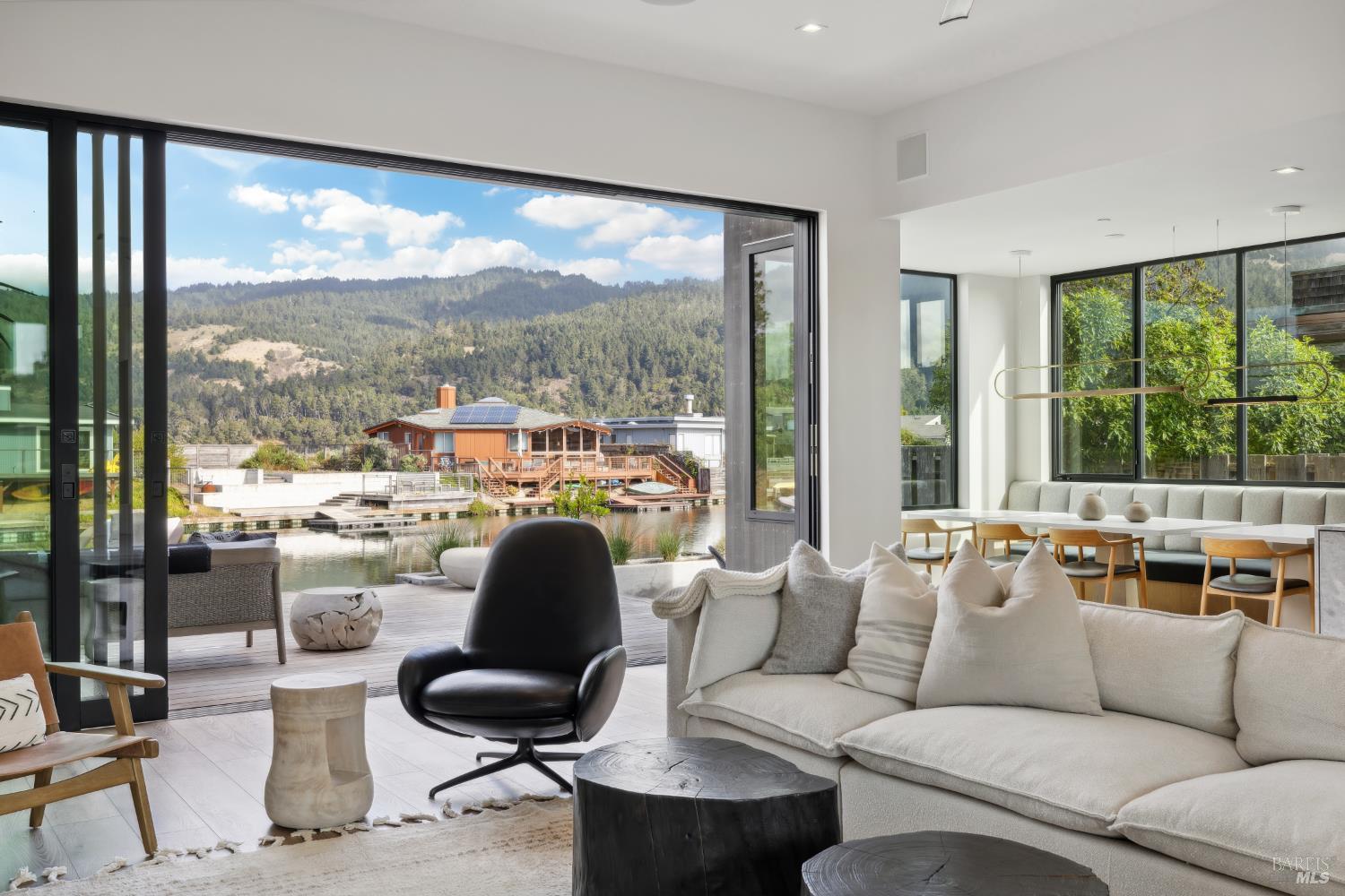 Detail Gallery Image 6 of 30 For 297 Seadrift Rd, Stinson Beach,  CA 94970 - 3 Beds | 2 Baths