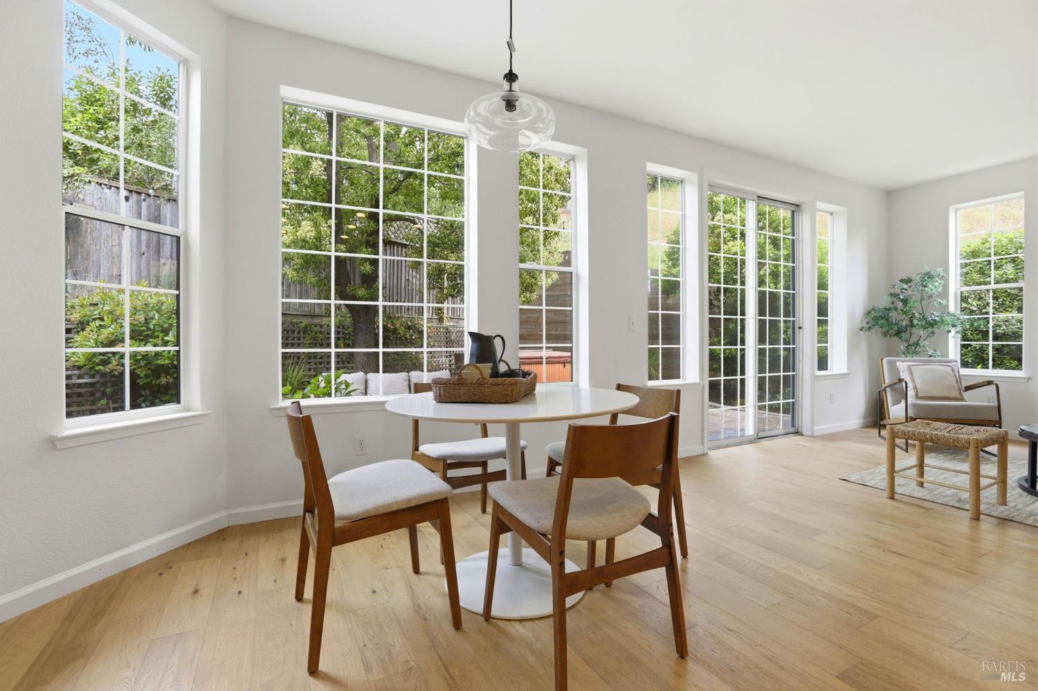 Detail Gallery Image 17 of 34 For 11 Red Oak Ct, Novato,  CA 94949 - 5 Beds | 3 Baths